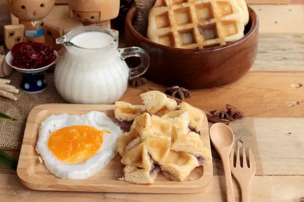 Сладкие вафли и свежее молоко с джемом и яйцом сердца . — стоковое фото