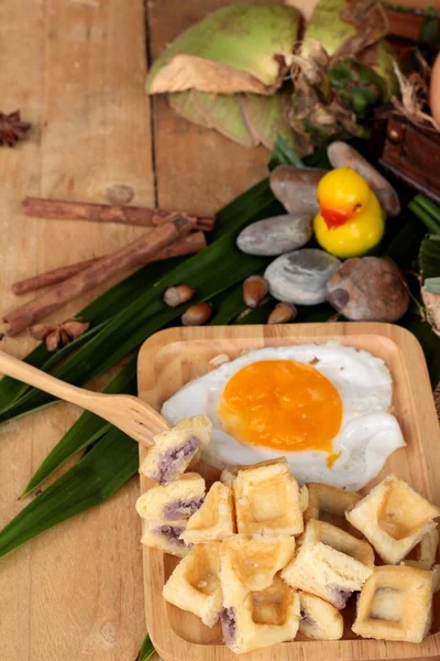 Cialde dolci e latte fresco con marmellata e cuore d'uovo . — Foto Stock