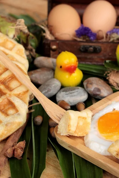 Süße Waffeln und frische Milch mit Marmelade und Eierherz. — Stockfoto