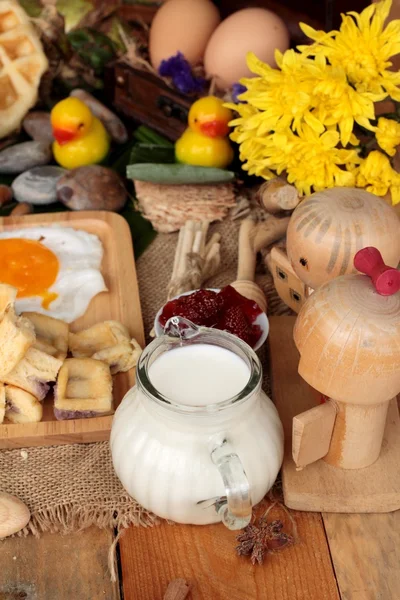 Süße Waffeln und frische Milch mit Marmelade und Eierherz. — Stockfoto