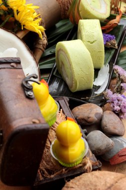 Yeşil kek ile Hindistan cevizi dolgulu alır.