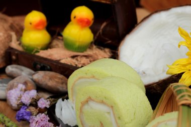 Yeşil kek ile Hindistan cevizi dolgulu alır.