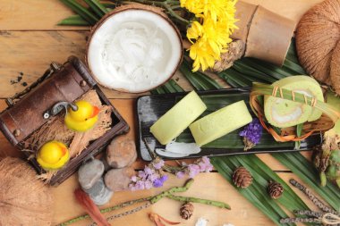 Yeşil kek ile Hindistan cevizi dolgulu alır.