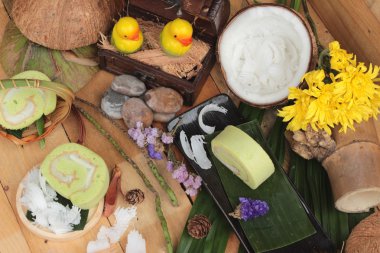 Yeşil kek ile Hindistan cevizi dolgulu alır.