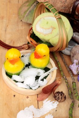 Yeşil kek ile Hindistan cevizi dolgulu alır.