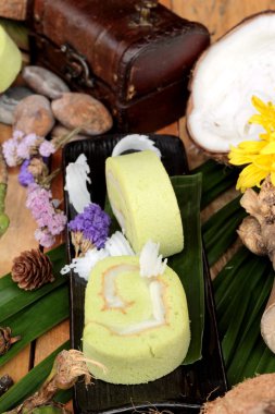 Yeşil kek ile Hindistan cevizi dolgulu alır.