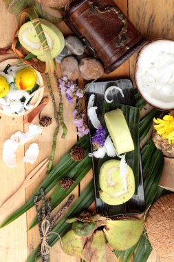 Yeşil kek ile Hindistan cevizi dolgulu alır.