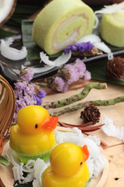 Yeşil kek ile Hindistan cevizi dolgulu alır.