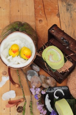 Yeşil kek ile Hindistan cevizi dolgulu alır.