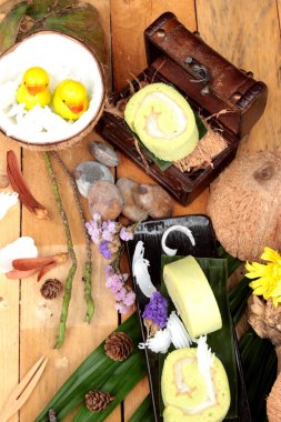 Yeşil kek ile Hindistan cevizi dolgulu alır.