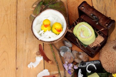 Yeşil kek ile Hindistan cevizi dolgulu alır.