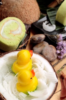 Yeşil kek ile Hindistan cevizi dolgulu alır.