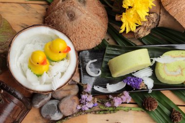 Yeşil kek ile Hindistan cevizi dolgulu alır.