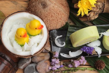 Yeşil kek ile Hindistan cevizi dolgulu alır.