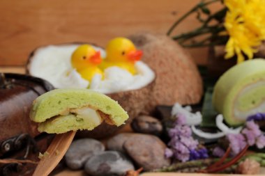 Yeşil kek ile Hindistan cevizi dolgulu alır.