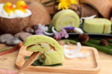 Yeşil kek ile Hindistan cevizi dolgulu alır.