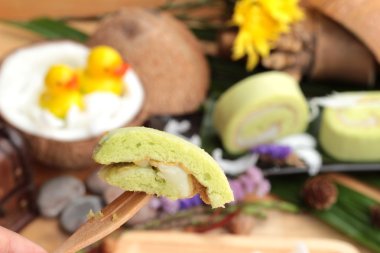 Yeşil kek ile Hindistan cevizi dolgulu alır.