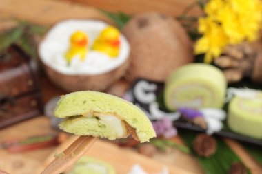 Yeşil kek ile Hindistan cevizi dolgulu alır.