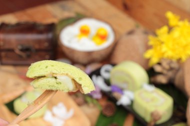 Yeşil kek ile Hindistan cevizi dolgulu alır.