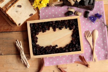 Kurutulmuş kuş üzümü ve kuru üzüm ekmek.