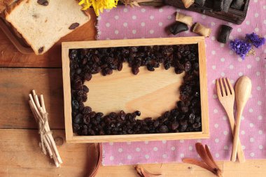 Kurutulmuş kuş üzümü ve kuru üzüm ekmek.