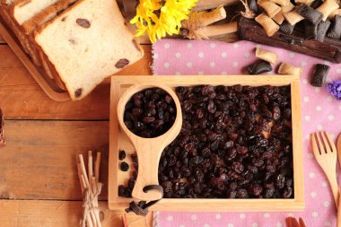 Kurutulmuş kuş üzümü ve kuru üzüm ekmek.