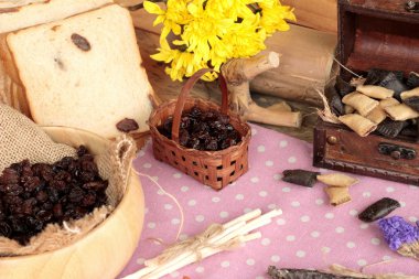 Kurutulmuş kuş üzümü ve kuru üzüm ekmek.