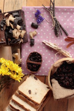 Kurutulmuş kuş üzümü ve kuru üzüm ekmek.