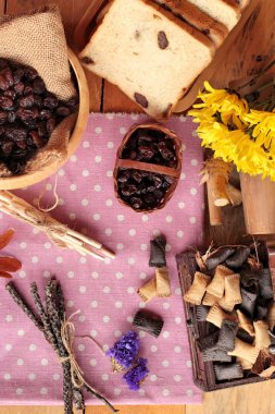 Kurutulmuş kuş üzümü ve kuru üzüm ekmek.