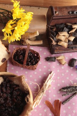 Kurutulmuş kuş üzümü ve kuru üzüm ekmek.