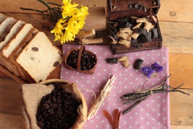 Kurutulmuş kuş üzümü ve kuru üzüm ekmek.