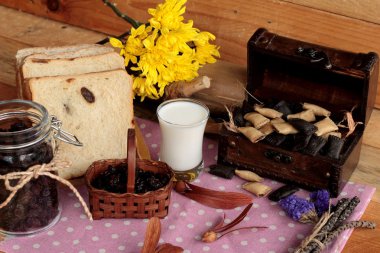 Kurutulmuş kuş üzümü ve kuru üzüm ekmek.
