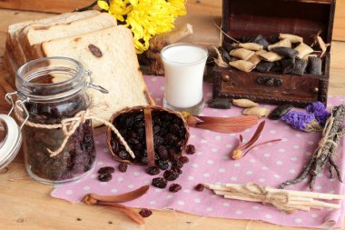 Kurutulmuş kuş üzümü ve kuru üzüm ekmek.