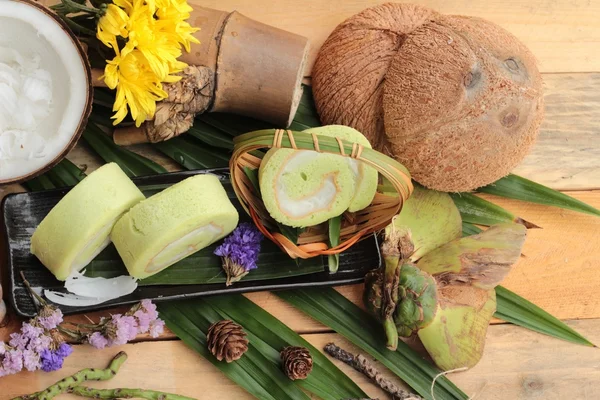 Rollos de pastel verde rellenos de coco . — Foto de Stock