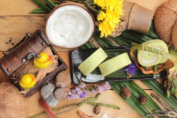 Yeşil kek ile Hindistan cevizi dolgulu alır.