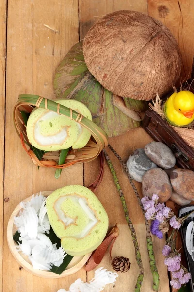 Rollos de pastel verde rellenos de coco . — Foto de Stock