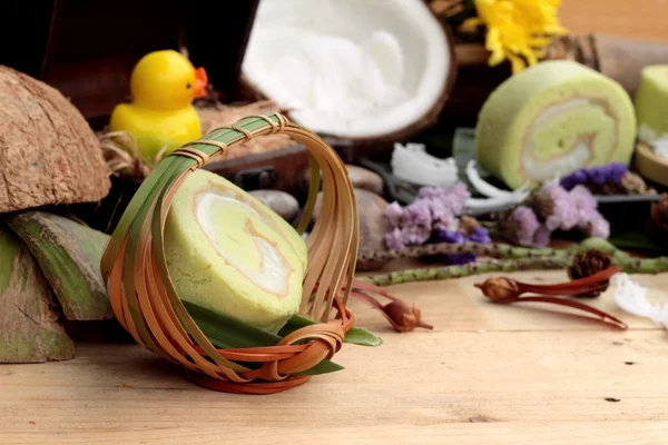 Yeşil kek ile Hindistan cevizi dolgulu alır.