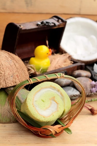 Yeşil kek ile Hindistan cevizi dolgulu alır.