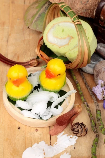 Yeşil kek ile Hindistan cevizi dolgulu alır.