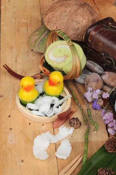 Yeşil kek ile Hindistan cevizi dolgulu alır.