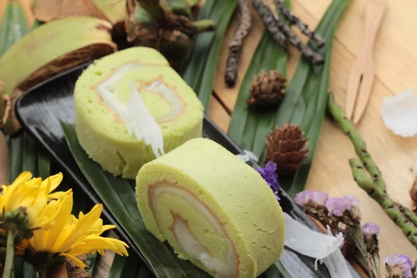 Yeşil kek ile Hindistan cevizi dolgulu alır.