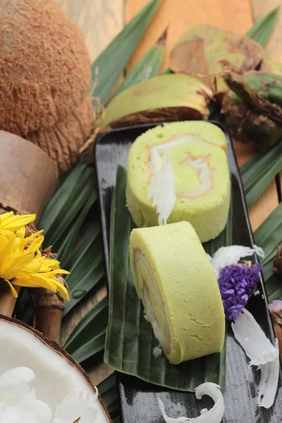 Yeşil kek ile Hindistan cevizi dolgulu alır.