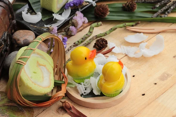 Yeşil kek ile Hindistan cevizi dolgulu alır.