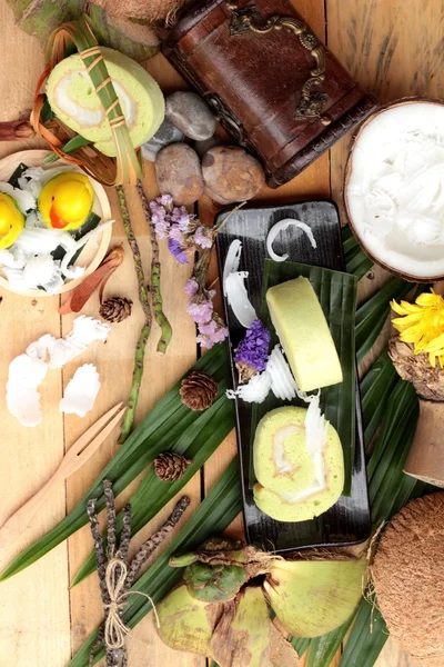 Yeşil kek ile Hindistan cevizi dolgulu alır.