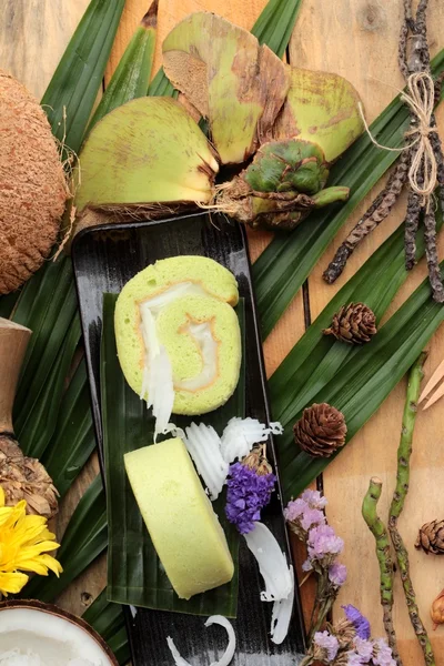 Yeşil kek ile Hindistan cevizi dolgulu alır.