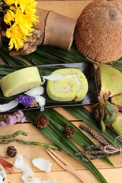 Rouleaux de gâteau vert remplis de noix de coco . — Photo