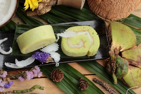 Yeşil kek ile Hindistan cevizi dolgulu alır.