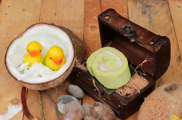 Yeşil kek ile Hindistan cevizi dolgulu alır.