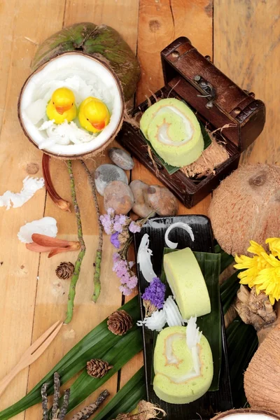 Yeşil kek ile Hindistan cevizi dolgulu alır.