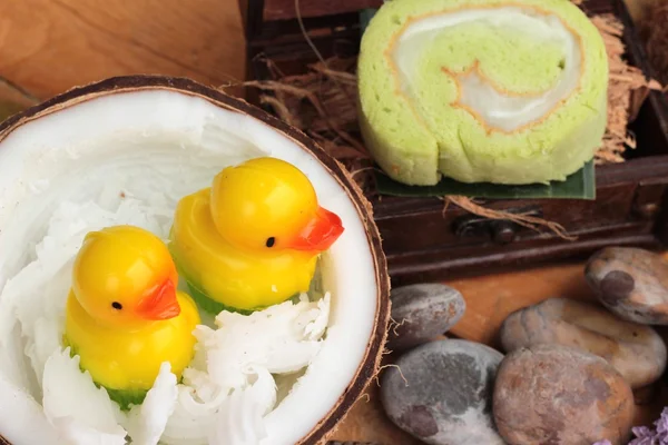 Yeşil kek ile Hindistan cevizi dolgulu alır.